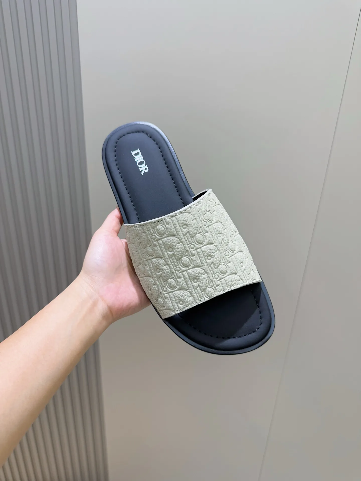 Men's Men's Shoes 💰320 [New Style] 🐝🐝Dior Alias ​​men's leather slippers. This Alias ​​sandal is a new summer product, showing a casual and elegant style. Carefully crafted from grained cow leather and Oblique printed fabric, with cowhide lining! Cross-strap design with metal-clad brass CD Diamond logo. The imported cowhide leather and rubber sole adds sophistication and comfort, while Oblique print-effect anti-slip panels add style. Size: 39-44 (customized at 38.45)